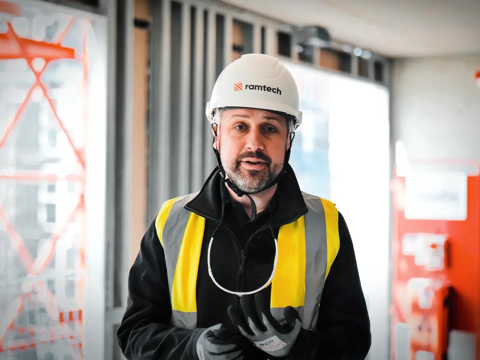 Représentant de Ramtech en haute visibilité et casque de la marque sur le chantier de construction de Kirkstall Road à Leeds