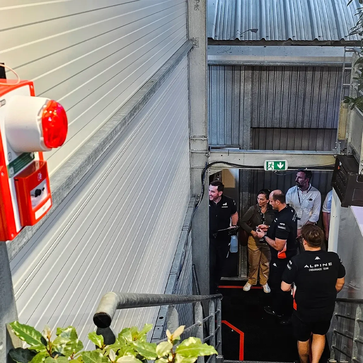 Point d'appel manuel Red WES3 avec balise monté à côté d'un escalier au circuit du Mans