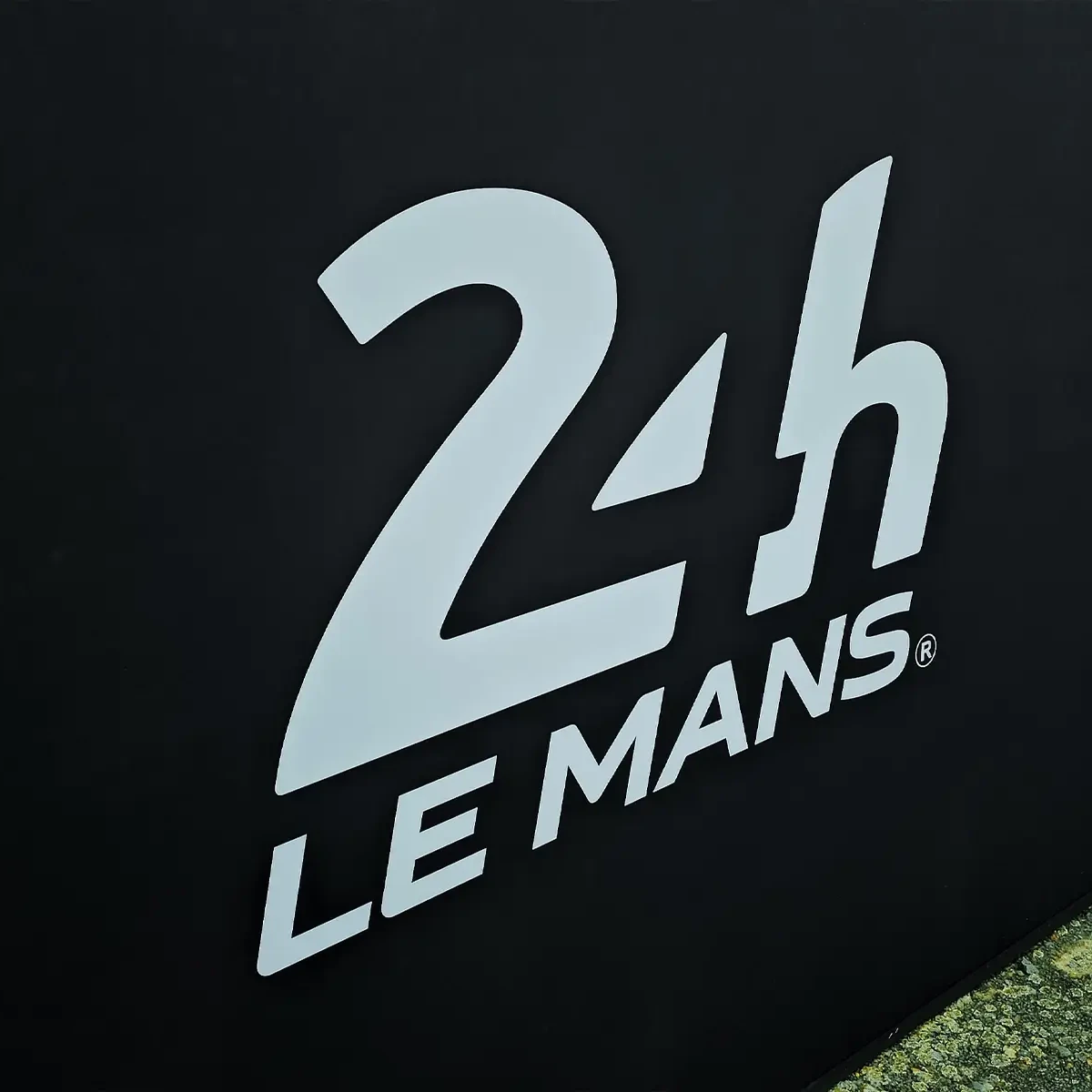 Le logo des 24 Heures du Mans en blanc sur un panneau noir sur le circuit