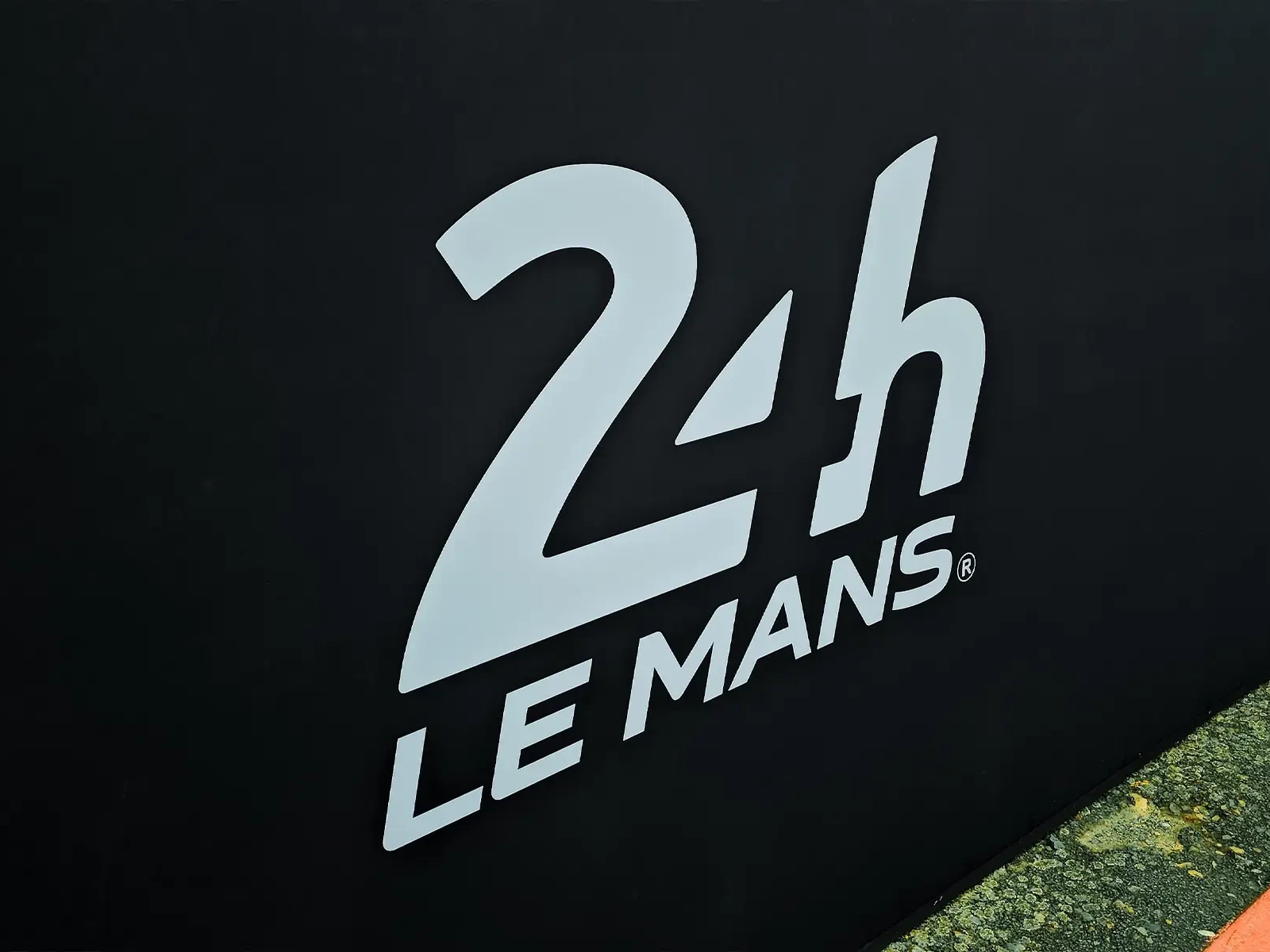 Le logo des 24 Heures du Mans en blanc sur un panneau noir sur le circuit