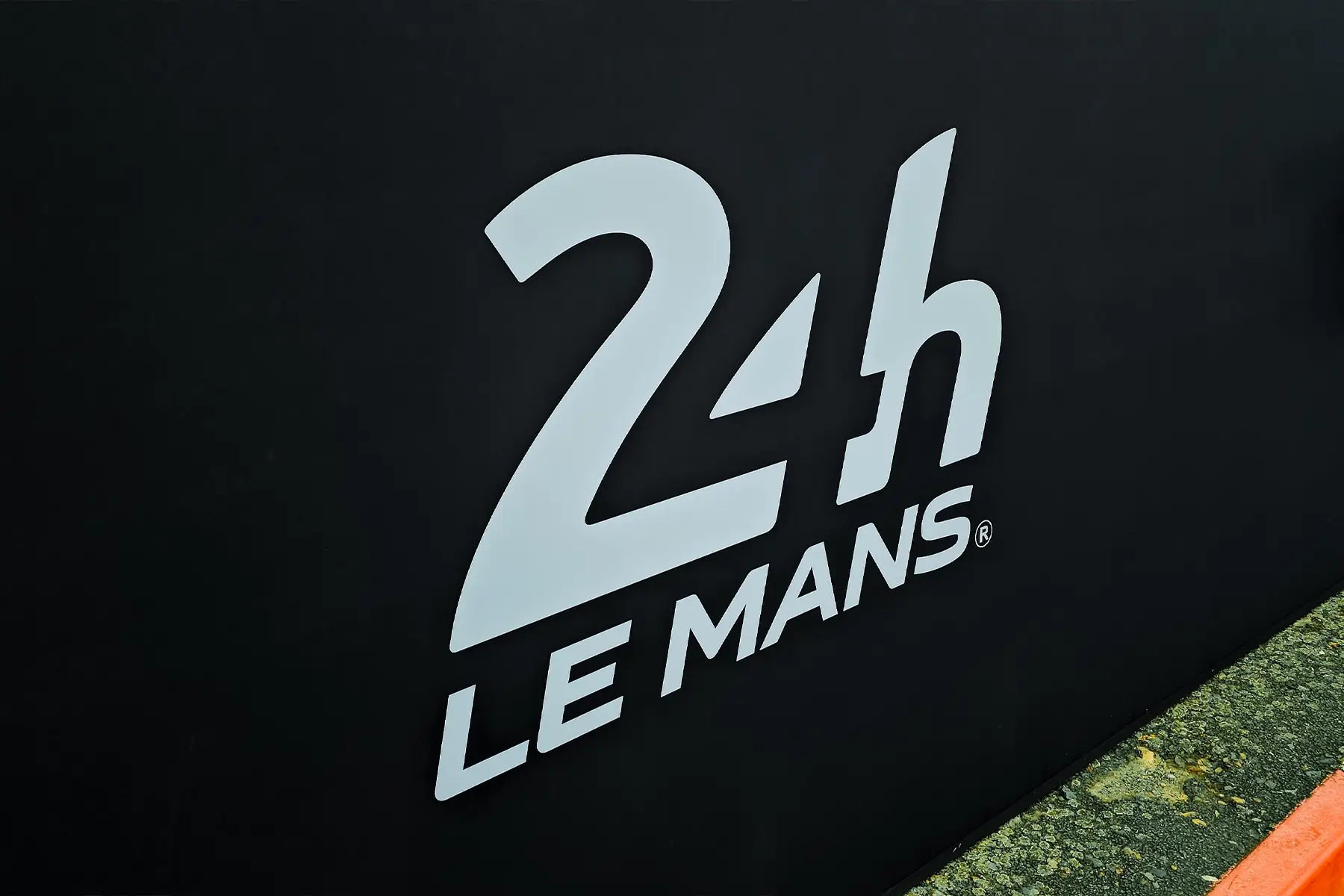 Le logo des 24 Heures du Mans en blanc sur un panneau noir sur le circuit