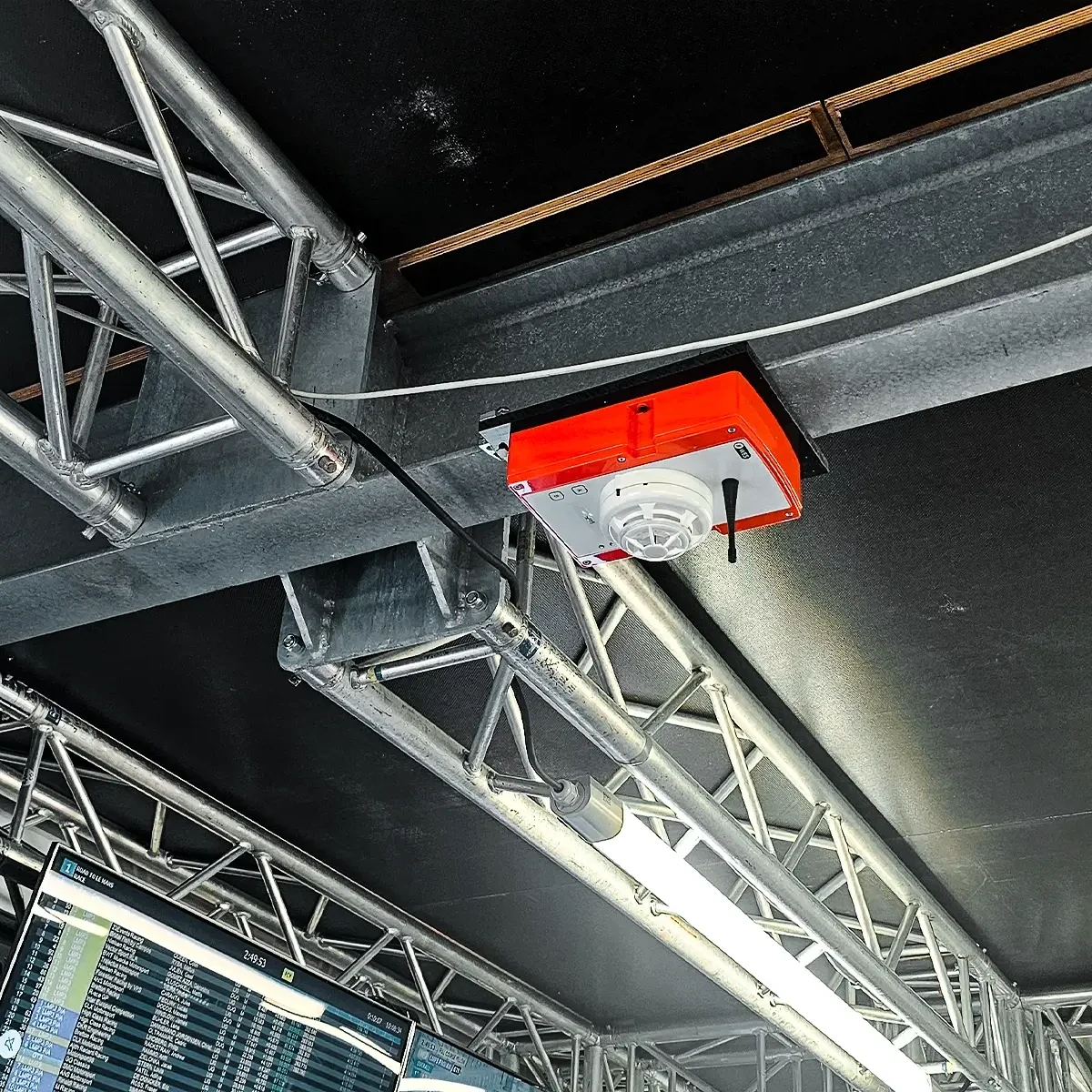 Détecteur WES3 monté sur une ferme métallique aérienne au-dessus d'un espace d'accueil du Mans