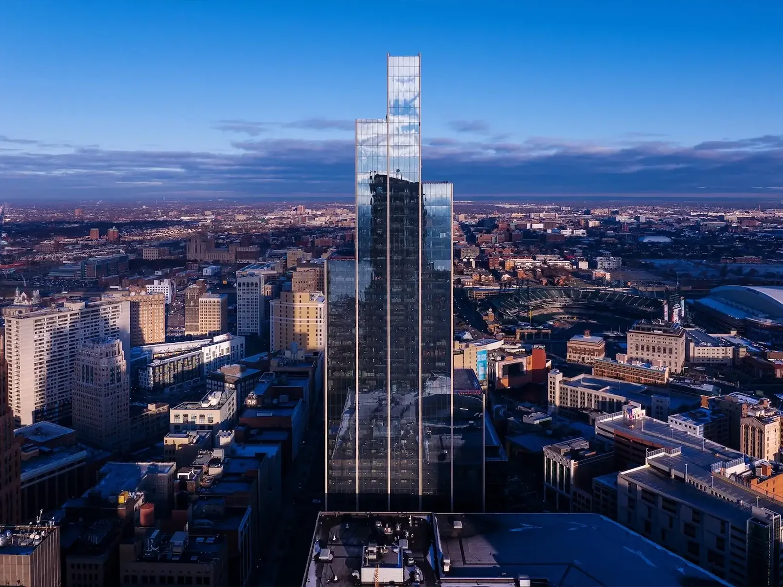 La façade en verre de la tour, une fois achevée, met en évidence la sécurité en hauteur de la construction de Hudsons Detroit.