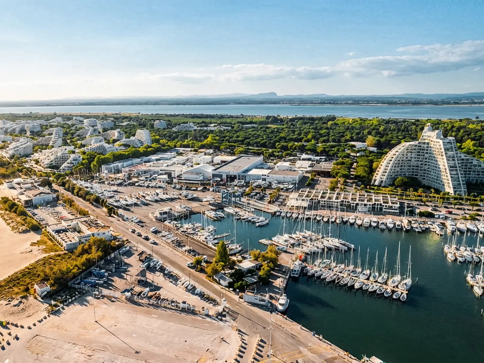 Vue aérienne de l'installation maritime protégée par un système d'alarme incendie sans fil.