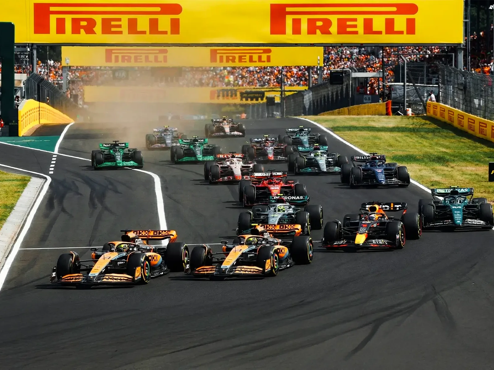 Les voitures de F1 roulent sur la piste du Hungaroring où un système d'alarme incendie temporaire a été déployé pour des raisons de sécurité.