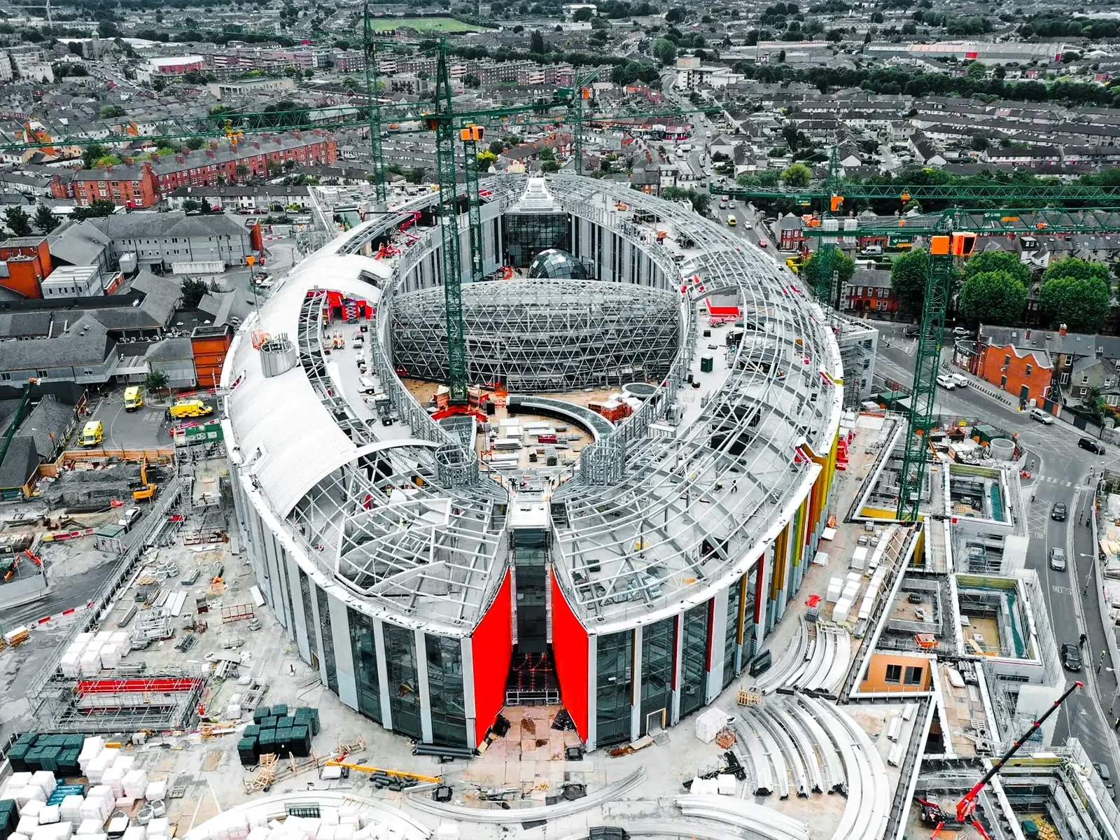 Photographie aérienne détaillée de la structure du nouvel hôpital pour enfants, soulignant l'échelle de l'installation où BAM a mis en œuvre WES3 New Children's Hospital Ireland.