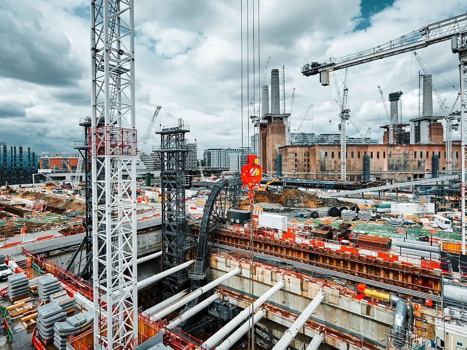 Chantier de construction à grande échelle avec grues et excavation près de la centrale électrique de Battersea pour l'extension de la Northern Line Sécurité incendie.