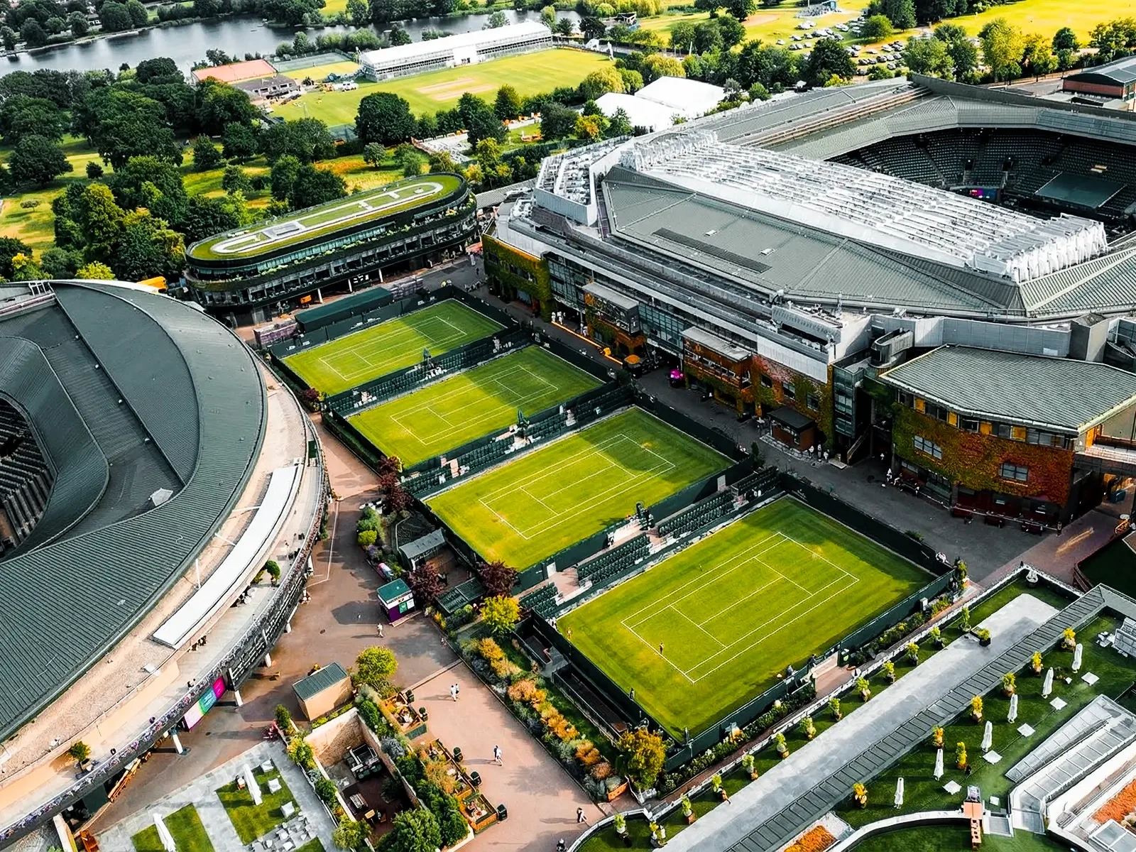 Vue aérienne du site, y compris les zones de sécurité incendie de la construction de Wimbledon.